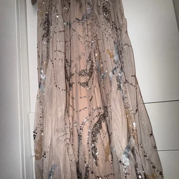 NWT | Mac Duggal 5217 Nude Elegant Sequin Embellished Cream Gown Size 4 - Picture 8 of 12